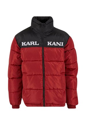 Chaqueta de plumas roja y negra con cuello alto, costuras horizontales y la marca "KARL KANI" en blanco en el pecho. Cierre de cremallera, puños acanalados.