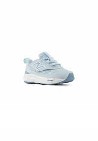 Chaussure de sport bleu bébé avec une tige en mesh respirant, une semelle intermédiaire blanche Fresh Foam et un logo "N" bien visible sur le côté.
