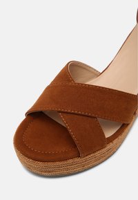 Bullboxer 268003F2T - Platåsandaler - cognac