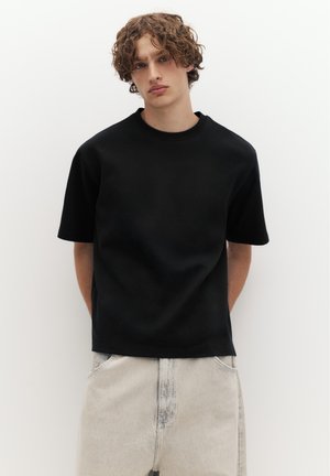 PULL&BEAR, BOXY INTERLOCK - T-SHIRT - Basic T-shirt - black