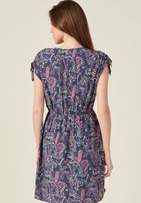 Marineblaues Kleid mit einem Paisley-Muster in Pink und Grün. Verfügt über kurze Ärmel mit Bindebändern, einen elastischen Bund und eine lockere Passform.