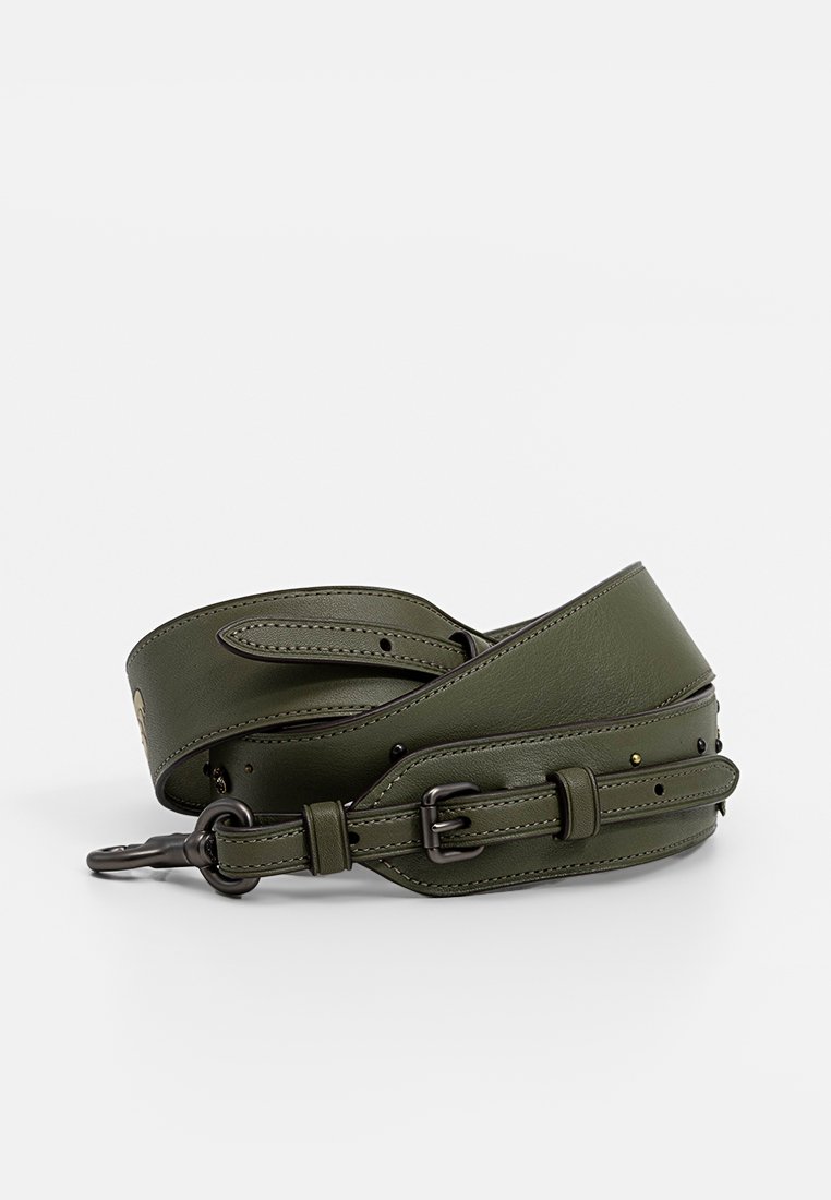 Zielony skórzany pasek na ramię o regulowanej długości, z ozdobnymi ćwiekami i metalowymi elementami. Gładka faktura, szeroki fason dla wygody i trwałości.