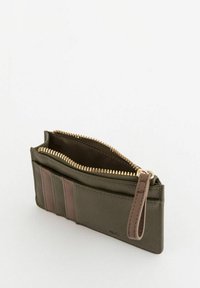 Portefeuille en cuir vert avec fermeture éclair dorée, comportant plusieurs emplacements pour cartes dans des teintes contrastantes. Matériau texturé avec un design slim et compact.