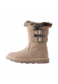 Botas de tobillo de ante sintético en color beige con punta redonda, dos hebillas laterales y un ribete de piel sintética en el puño. Suela texturizada para mayor agarre.