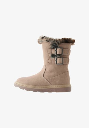 Beiga faux-suede ankelstövlar med rund tå, två sidospännen och en fuskpälsinkant vid kanten. Texturerad sula för grepp.