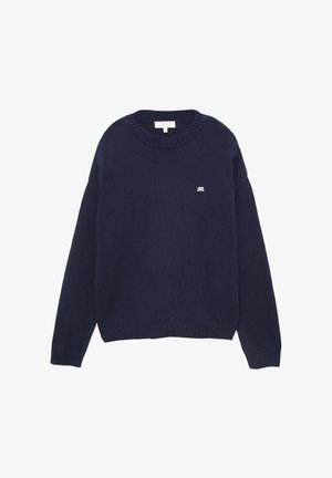 Marineblauwe gebreide trui met een ronde ribbelsteek halslijn, verlaagde schouders en een klein geborduurd logo op de borst. Ribbelboorden en zoom.