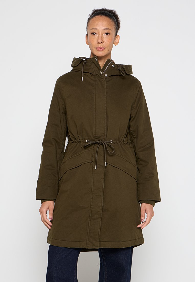 Donkergroene parka met een trekkoord in de taille, een capuchon en voorzakken; gemaakt van gladde, stevige stof met een eenvoudig ontwerp.