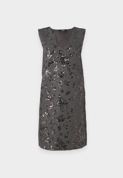 Siva haljina bez rukava s V-izrezom, ukrašena tamnim šljokicama u cvjetnim uzorcima, s teksturiranom tkaninom i doljnjim rubom do koljena.