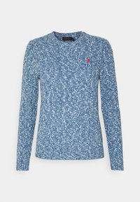 Maglione blu lavorato a maglia con un motivo testurizzato, collo a polo e maniche lunghe. Presenta un piccolo logo rosso sul petto sinistro.