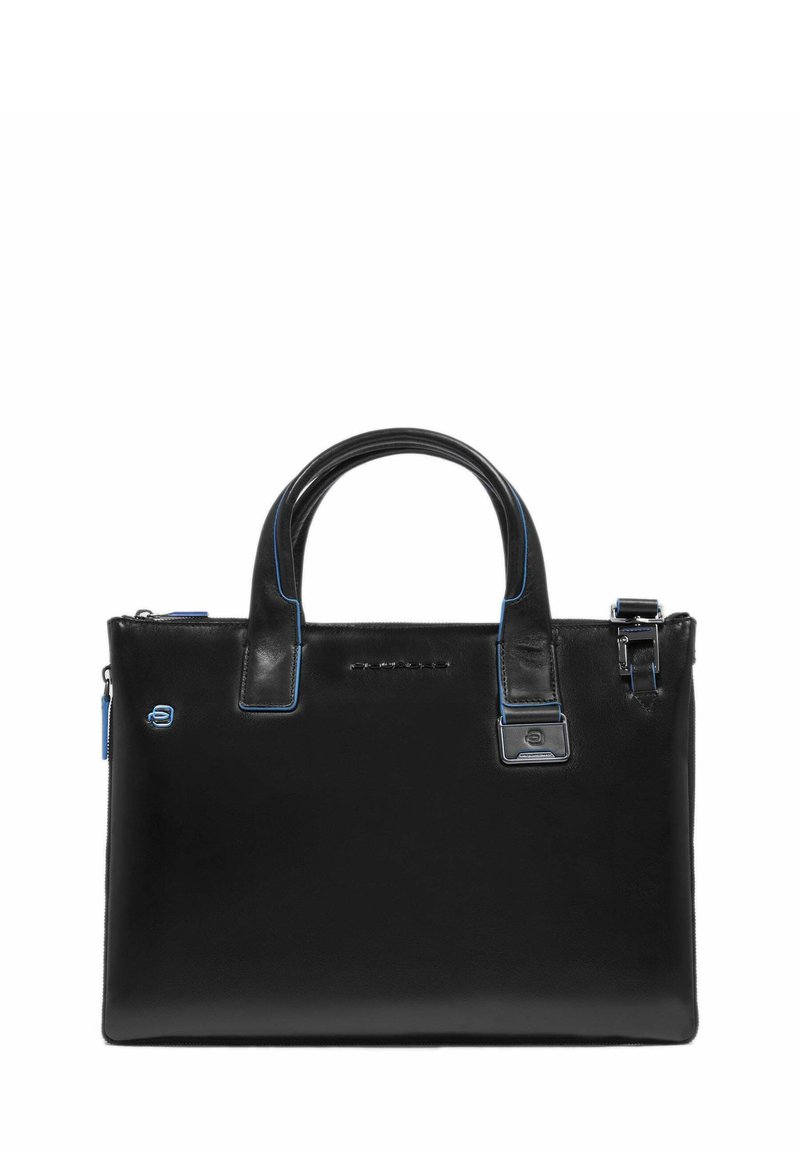 Bolso de cuero negro con costuras azules, asas duales, cierre con cremallera y acentos exteriores. Presenta una forma rectangular elegante y herrajes de metal.