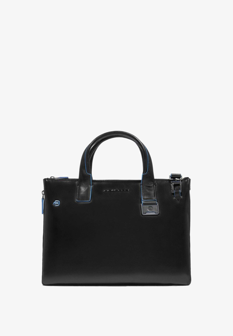 Bolso de cuero negro con costuras azules, asas duales, cierre con cremallera y acentos exteriores. Presenta una forma rectangular elegante y herrajes de metal.