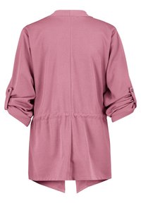 Cardigan à manches longues rose clair avec un ourlet arrondi, manches retroussables réglables et une taille froncée pour une coupe décontractée.