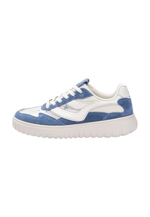 Witte en blauwe lage sneaker met suède accenten, mesh panelen, witte veters en een dikke, gegroefde rubberen zool.