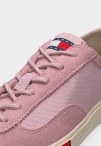 Ροζ αθλητικό παπούτσι με πάνελ από σουέτ και δίχτυ, ροζ κορδόνια και λογότυπο Tommy Jeans σε κόκκινο, άσπρο και μπλε στη γλώσσα του παπουτσιού.