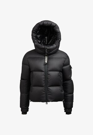 Giubbotto imbottito nero con silhouette aderente, cappuccio over-size, chiusura con zip e polsini elasticizzati. Presenta nastro con marchio e tasche laterali.