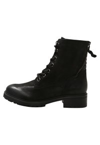 Stivaletto in pelle nera con finitura texturizzata, chiusura con lacci frontale, zip laterale e suola in gomma spessa. Presenta occhielli in metallo e cuciture a contrasto.