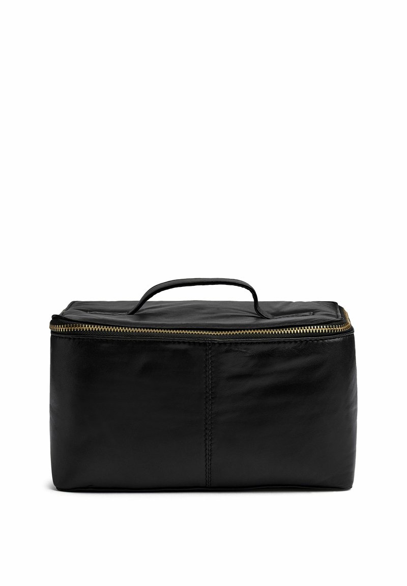 Crna kožna torba pravokutnog oblika, s ručkom na vrhu i zlatnim detaljima na zipu. Glatka tekstura s vidljivim šavovima.
