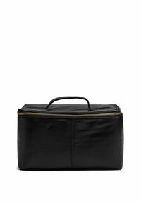 Crna kožna torba pravokutnog oblika, s ručkom na vrhu i zlatnim detaljima na zipu. Glatka tekstura s vidljivim šavovima.