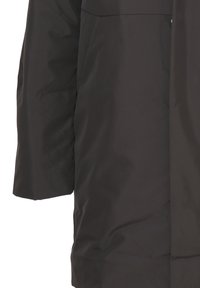 Giacca outdoor nera con una finitura liscia e opaca. Caratterizzata da un taglio dritto e maniche ampie, con un design minimalista e senza hardware visibile.