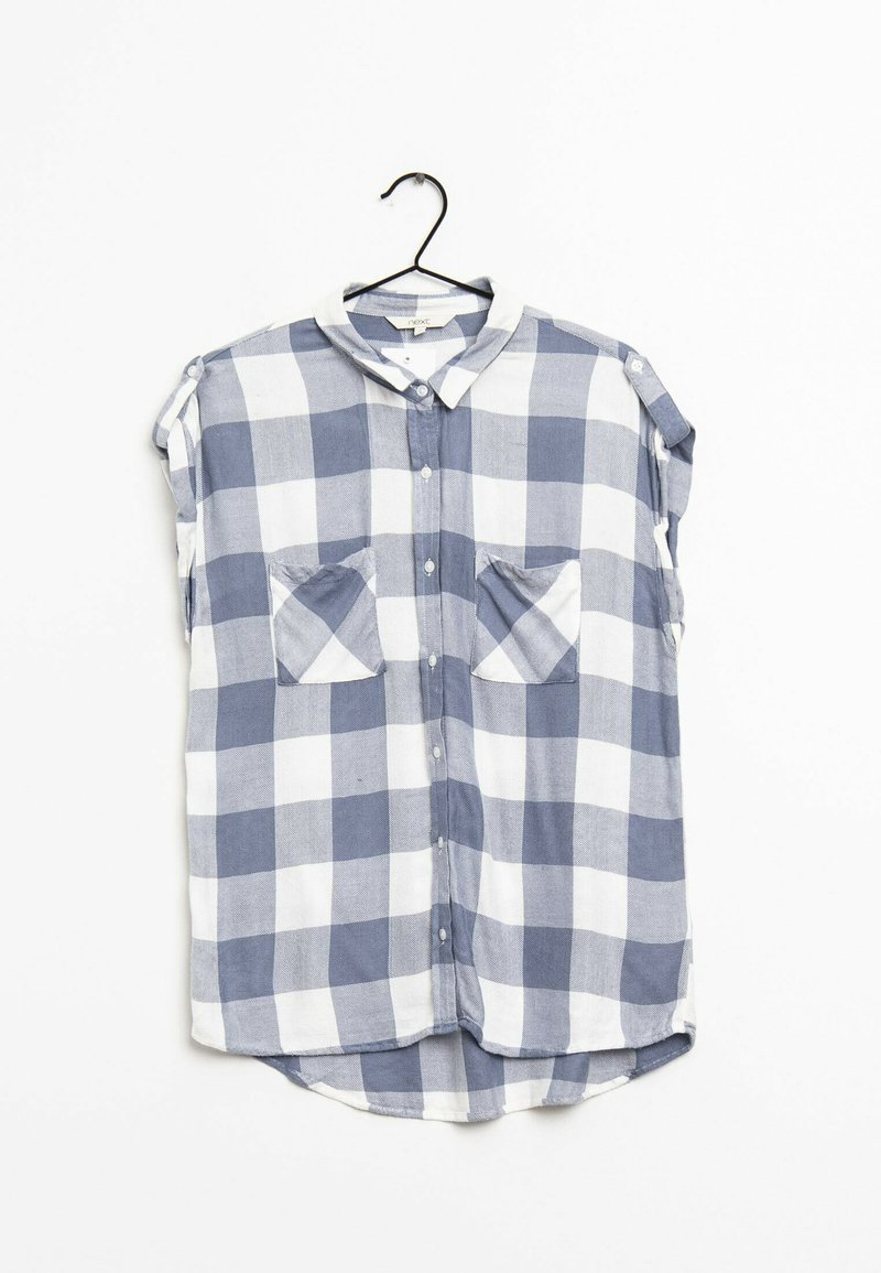 Chemise à manches courtes à carreaux bleus et blancs avec boutons et deux poches avant, suspendue sur un cintre noir.