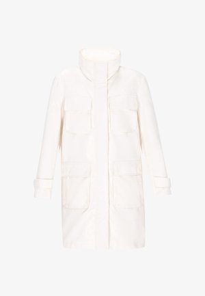 Hvid knælængdejakke lavet af glat stof med høj krave, to frontlommer og opkørte ærmer.