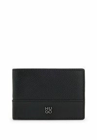 Portefeuille en cuir noir avec une surface texturée, une section inférieure lisse et un logo "HUGO" en relief. Forme rectangulaire fine pour cartes et espèces.