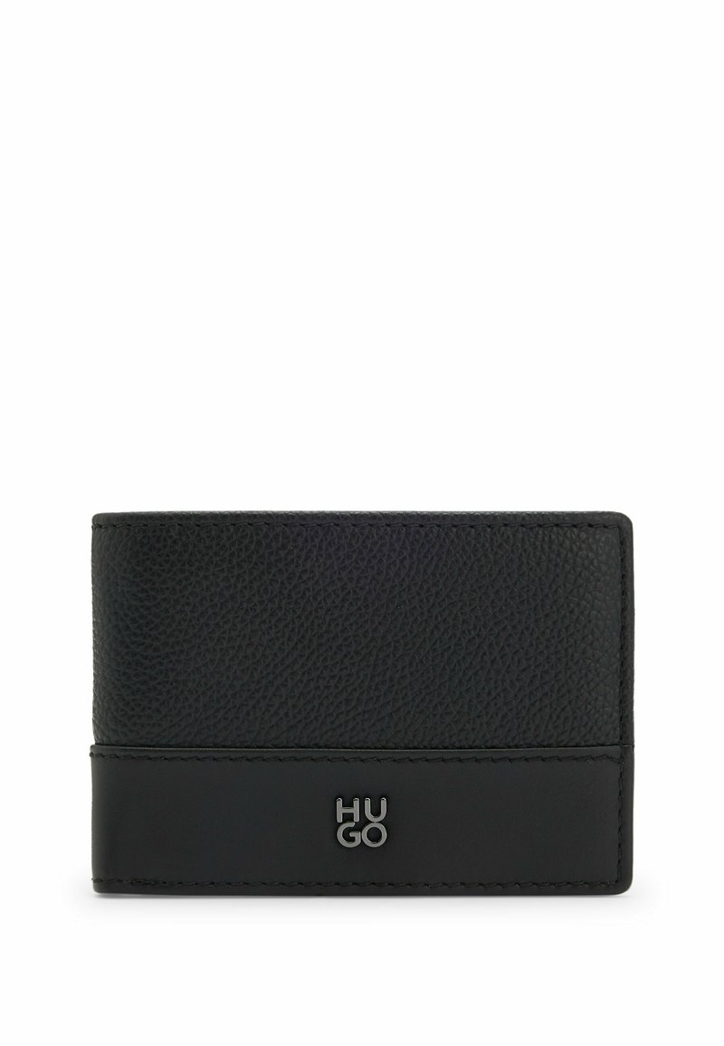 Portefeuille en cuir noir avec une surface texturée, une section inférieure lisse et un logo "HUGO" en relief. Forme rectangulaire fine pour cartes et espèces.