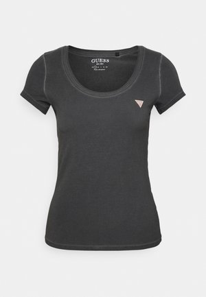 Czarny dopasowany damski t-shirt z krótkim rękawem, okrągłym dekoltem i małą naszywką z logo Guess na lewej piersi.