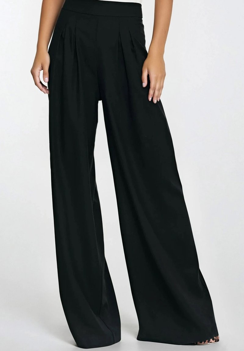 Czarne spodnie typu wide-leg z plisowanym przodem. Gładki materiał, wysoki stan i luźny krój zapewniający swobodną sylwetkę.