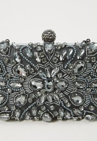 Perlen-Clutch mit einem dunkelgrauen Stoffgrund, verziert mit klaren Strasssteinen in verschiedenen Größen und silbernen Perlen, gekrönt von einem geschmückten Verschluss.