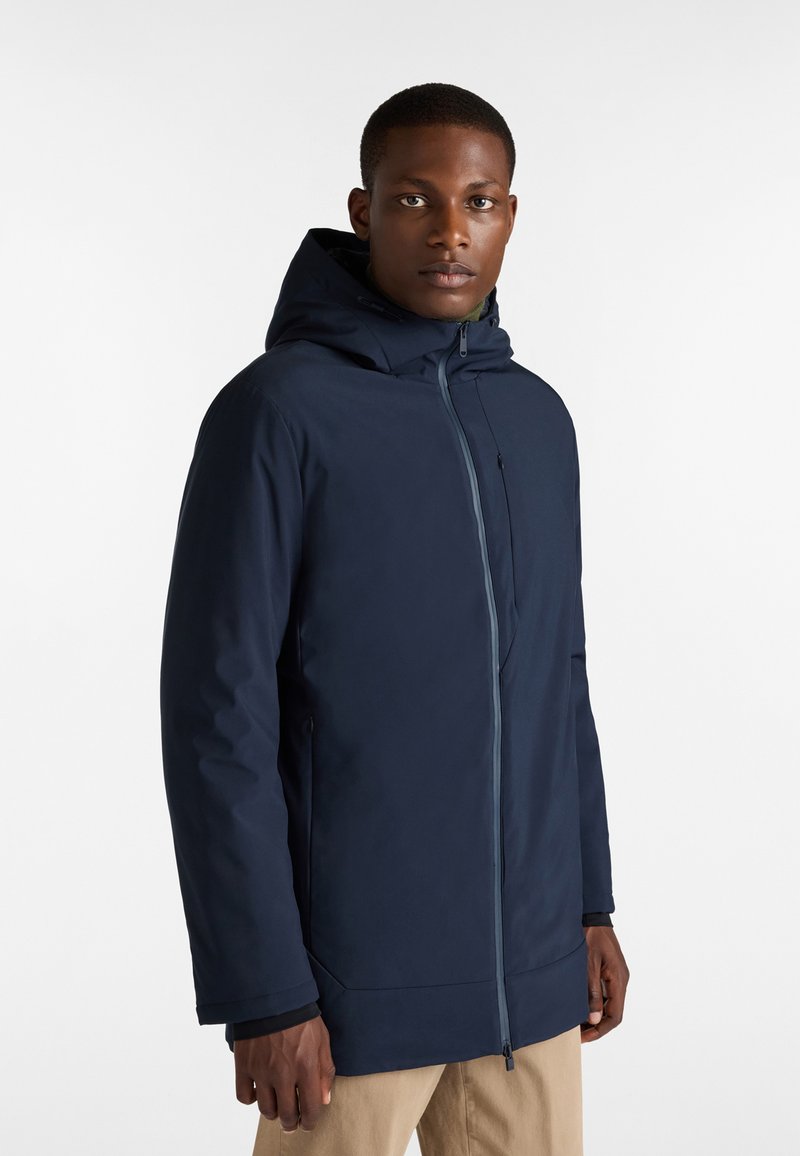 Marineblaue Kapuzenjacke mit durchgehendem Reißverschluss, enganliegenden Bündchen und einer mit Reißverschluss versehenen Brusttasche, gefertigt aus glattem, wetterbeständigem Material.