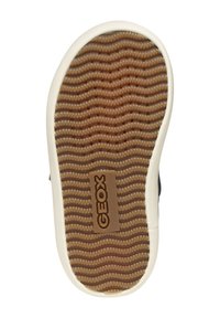 Suela de zapato GEOX con un patrón de goma texturada de color marrón con líneas onduladas, bordeada por un borde blanco y una etiqueta de logo marrón.