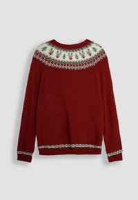 Pulover roșu tricotat cu un model decorativ de yoke alb și verde, care prezintă reni și copaci, cu manșete și tiv cu detalii ribbed.