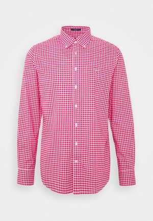Herre langærmet knap-op skjorte med rød og hvid gingham-mønster, spids krave og lille broderet logo på venstre bryst.