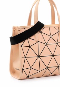 Torba tote w kolorze brzoskwiniowym z geometrycznym czarnym wzorem, posiadająca podwójne uchwyty oraz zdejmowany czarny pasek dla większej wszechstronności. Gładka tekstura.