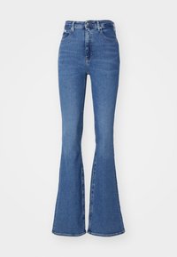 Pantalones vaqueros acampanados de talle alto en denim azul medio. Presentan una cintura ajustada, pant legs anchos y un ligero desgaste, con diseño clásico de cinco bolsillos.