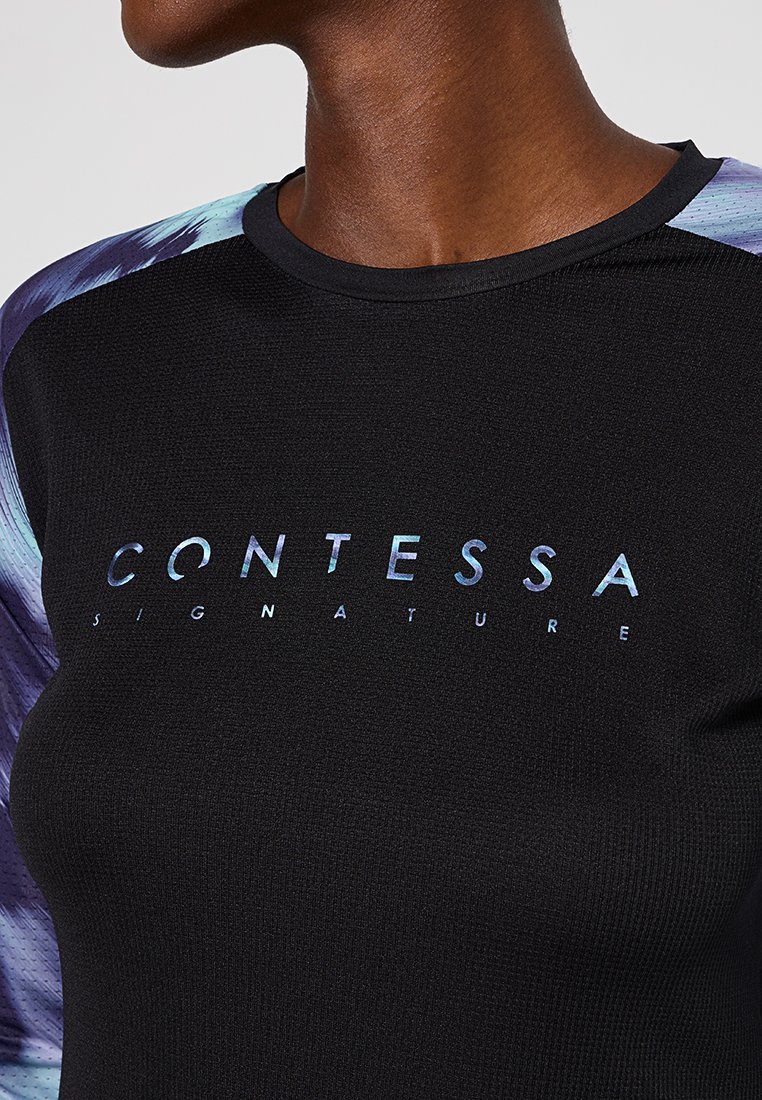 Schwarzes Sportoberteil mit strukturiertem Stoff, das einen runden Halsausschnitt und bunte, gemusterte Ärmel hat. Der Markenname "CONTESSA SIGNATURE" ist in Blau aufgedruckt.