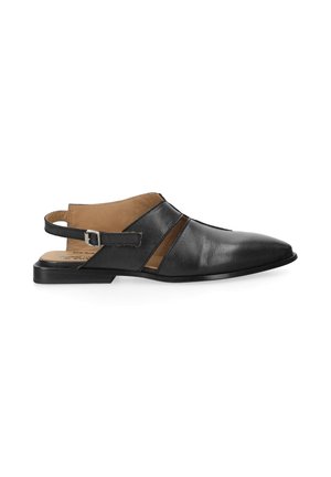 Schwarzer Lederslipper mit spitzer Kappe, offenem Fersenbereich und verstellbarem Riemen mit silberner Schnalle vor weißem Hintergrund.