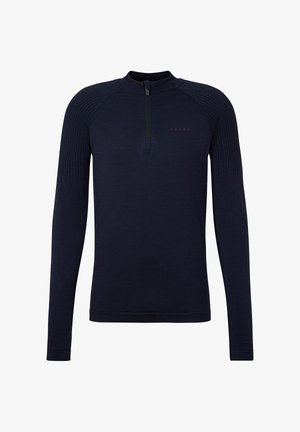 Marineblaues Langarmshirt mit einem Viertelreißverschluss am Kragen, strukturierten Schulterpartien und dem Markennamen "FALKE" in Rot auf der Brust.