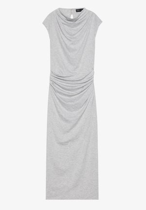 Vestido de jersey gris con mangas cortas, escote drapeado y detalle fruncido en la cintura; diseño elegante hasta la rodilla con cierre en forma de ojal en la parte posterior.