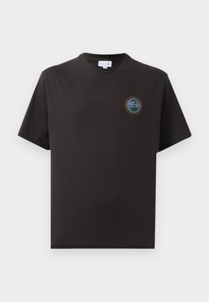 T-shirt in cotone nero con collo rotondo e maniche corte. Presenta un logo rotondo in verde e oro, con la scritta "Tennis Heritage."