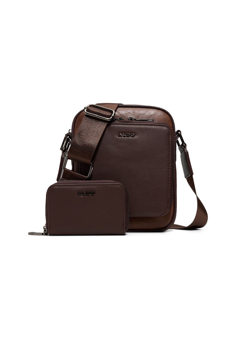 Bolso cruzado de cuero marrón con una cartera a juego desmontable. Presenta una textura suave, correa ajustable y detalle de logo en relieve.