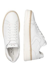 Sneakers bianchi in pelle con accenti beige chiaro, punta rotonda, lacci piatti e suola in gomma testurizzata. Logo sulla linguetta.