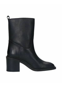 Botte de cheville en cuir noir avec un bout arrondi, un talon carré de hauteur intermédiaire et une languette à l'arrière. Texture lisse avec des détails de couture minimaux.