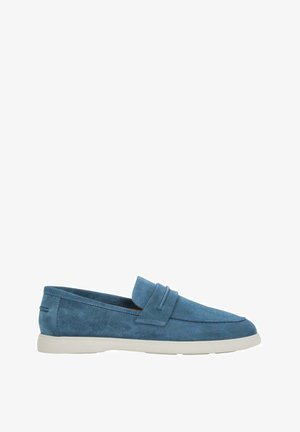 Mocassino slip-on in pelle scamosciata blu con suola in gomma bianca, dettaglio cinturino penny e tacco basso, mostrato di profilo su sfondo bianco.