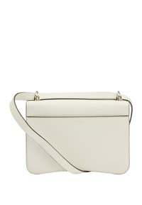 Borsa a tracolla in pelle bianca con design piatto, bordo marrone a contrasto e chiusura semplice. Presenta una lunga tracolla regolabile e dettagli in tono oro.