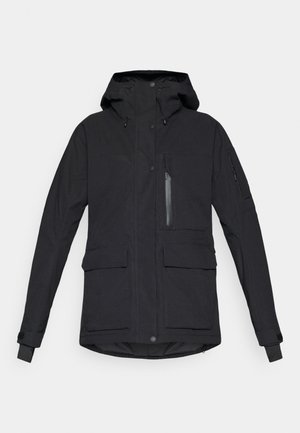 Crna vanjska jakna s kapuljačom, koja ima više džepova, zatvoren džep na prsima i podešavajuće manžete. Glatka tekstura i minimalistički dizajn.