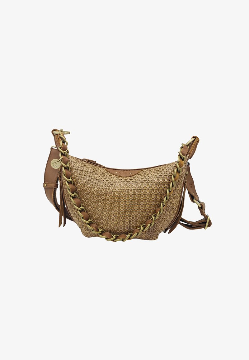Sac en toile tannée de forme courbée, avec des accents en cuir marron et une anse en chaîne dorée épaisse. Comprend un détail de pompon sur l'anse.