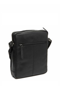 Borsa a tracolla in pelle nera con forma rettangolare, tasca frontale con zip, texture liscia e tracolla regolabile. Caratteristiche di design minimalista.
