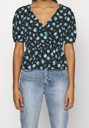Blusa negra con estampado floral de rosas azules, escote en V y mangas cortas abullonadas; diseño peplum con cintura entallada; tela ligera.